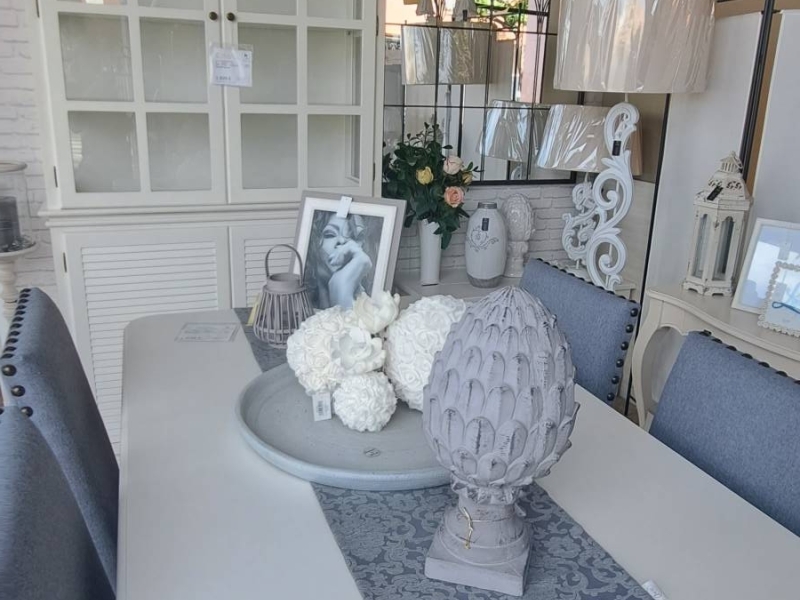 Te ofrecemos mueble romántico, colonial, forja, rústico, clásico, vintage o retro, nórdico, moderno, lacado, romántico, afrancesado, macizo, industrial, minimalista, adaptados a tus medidas y necesidades. Escogemos la tapicería meticulosamente, buscando siempre el mayor confort con el más actual diseño.