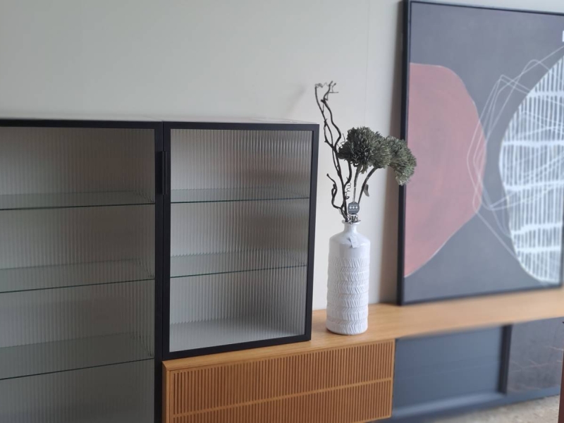Te ofrecemos mueble romántico, colonial, forja, rústico, clásico, vintage o retro, nórdico, moderno, lacado, romántico, afrancesado, macizo, industrial, minimalista, adaptados a tus medidas y necesidades. Escogemos la tapicería meticulosamente, buscando siempre el mayor confort con el más actual diseño.