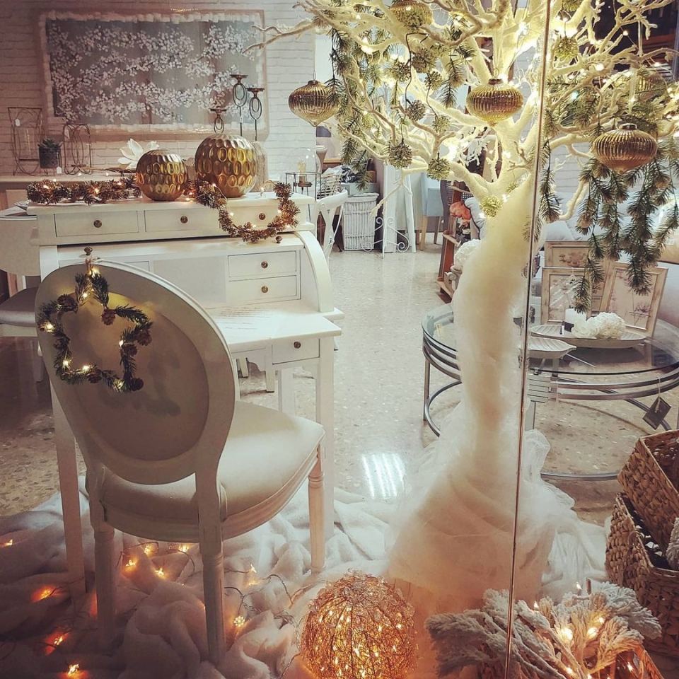 Te gusta nuestro escaparate de Navidad? Vota en Instagram y concursa!! @elpratcomerç 🎅🎅🎅. . #halsonmobles #elpratdellobregat #baixllobregat #barcelona #bedifferent #estilonordico #estiloindustrial #crhistmas #elpratcomerç #navidad #ambientes #recibirencasa #decoracion #decohome #decoracioninteriores #muebleauxiliar #muebleromántico #muebleamedida