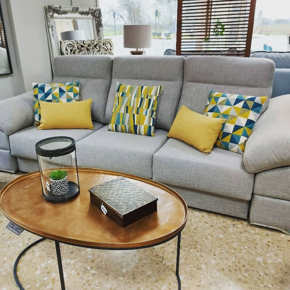 Nuevo sofá en nuestra exposición, súper cómodo y con una gran variedad de telas para escoger. Ven a probarlo y también podrás disfrutar de la nueva colección de cojines. 🛋🛋🛋. . #halsonmobles #elpratdellobregat #baixllobregat #barcelona #bedifferent #elpratcomerç #sofasamedida #sillones #cojines #estilonordico #estiloindustrial #proyecto3d #ambientes #armariosamedida #decolovers #decoracion #decohome #decoracioninteriores #cabezalestapizados #muebleauxiliar #muebleromántico #muebleamedida