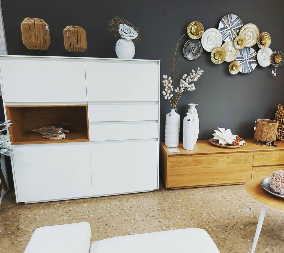 👉👉 Mueble fabricado en chapa de roble y laca, disponible en más medidas y colores. Lo tenemos en exposición, ven a verlo al natural. . . #halsonmobles #elpratdellobregat #baixllobregat #barcelona #bedifferent #elpratcomerç #estilonordico #mobenia #recibirencasa #proyecto3d #ambientes #armariosamedida #sofasamedida #sillones #decoracion #decolovers #decohome #decoracioninteriores #cojines #cabezalestapizados #muebleauxiliar #muebleamedida