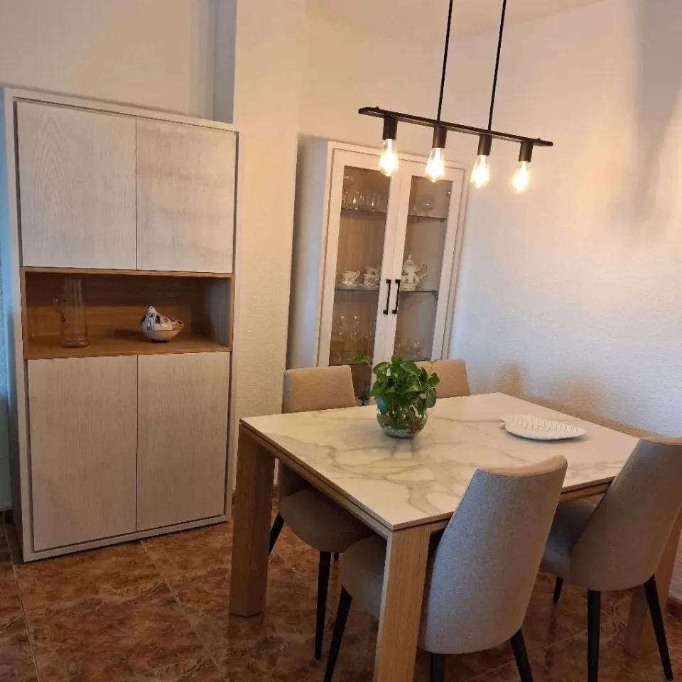 Desliza para ver el antes y el después de nuestro proyecto de salón comedor #halsonmobles #homedecor #elprat #elpratcomerç #recibirencasa #comedor #salon #decoracion #diseñodeinteriores #decohome #baixllobregat #barcelona #mueblesamedida #mueblesconencanto #proyetos